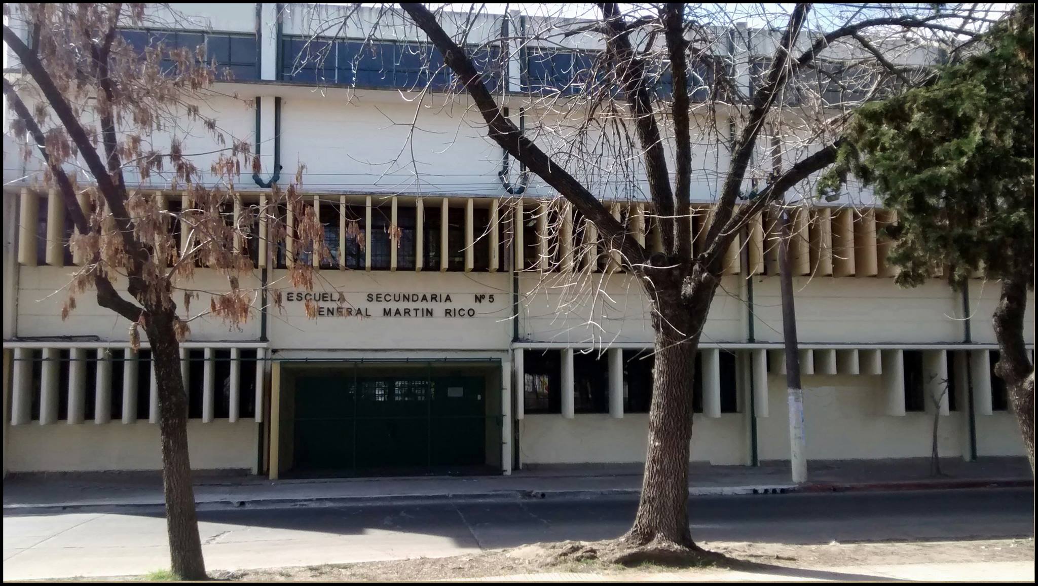 Frente de la escuela